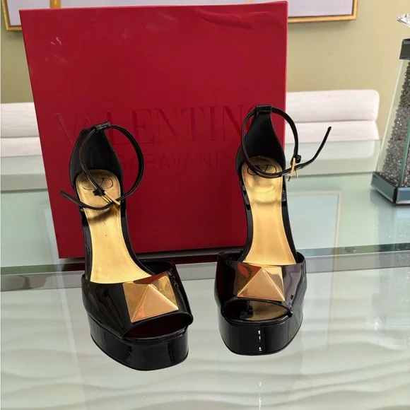 Authentic Valentino Women's One Stud Platform Heels in Black and Gold - Picture 1 of 8